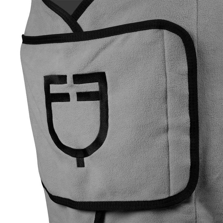 COPERTA IN PILE CON CHIUSURA FRONTALE CON FLAP GRIGIA