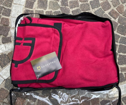 COPERTA IN PILE CON CHIUSURA FRONTALE CON FLAP BORDEAUX