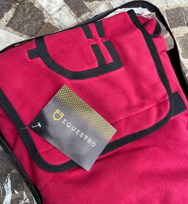 COPERTA IN PILE CON CHIUSURA FRONTALE CON FLAP BORDEAUX